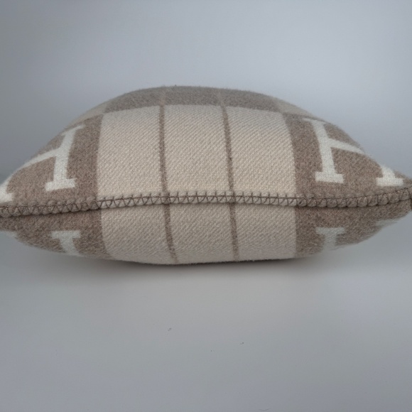 HERMES Wool Cashmere Avalon III Coco Camomille Small Square Pillow - Picture 5 of 11